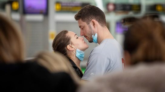 couple-coronavirus-AP Couple-Kiss-Coronavirus